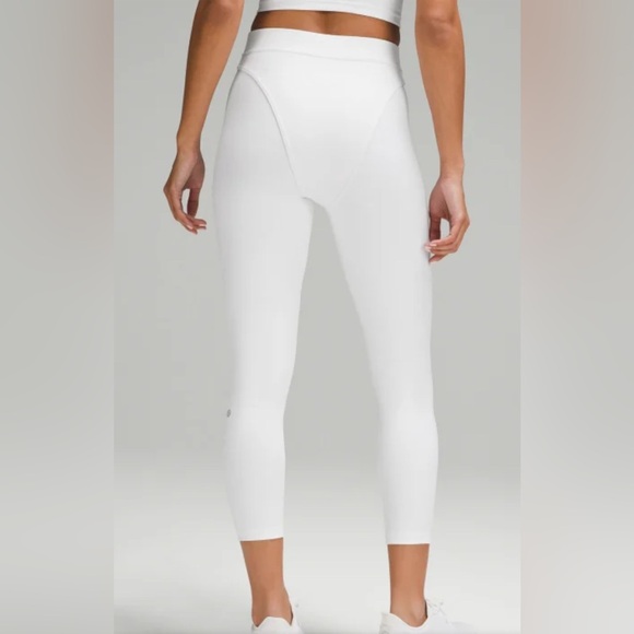 Lululemon Aerobic High-Rise 24” Tight White Leggings. Size 6 - Picture 2 of 8